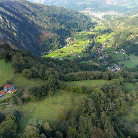 La Casona De Abajo Cangas De Onis بيت للعطل